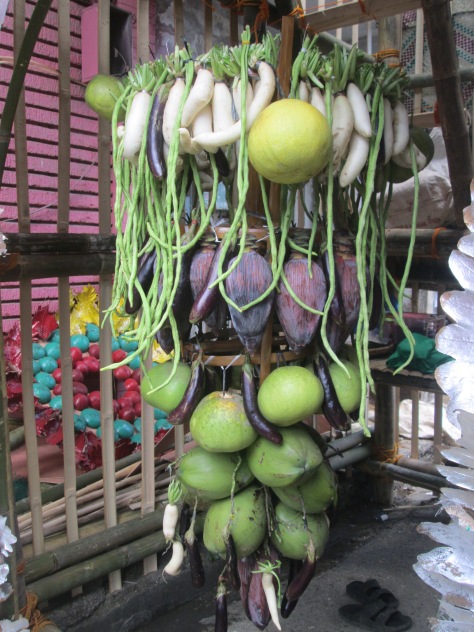 A chandelier of vegetables and fruits, those are "aranya." 